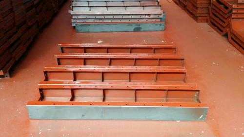 武汉钢模板生产厂家分析徏�{�钢板网和冲孔网板的区别